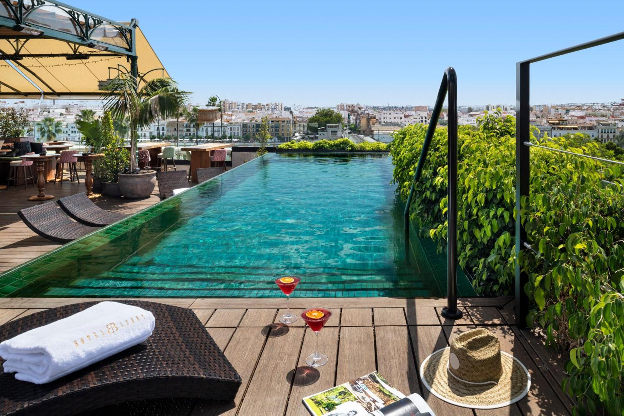 Hotel Lobby Seville Exterior photo Rooftop pool
