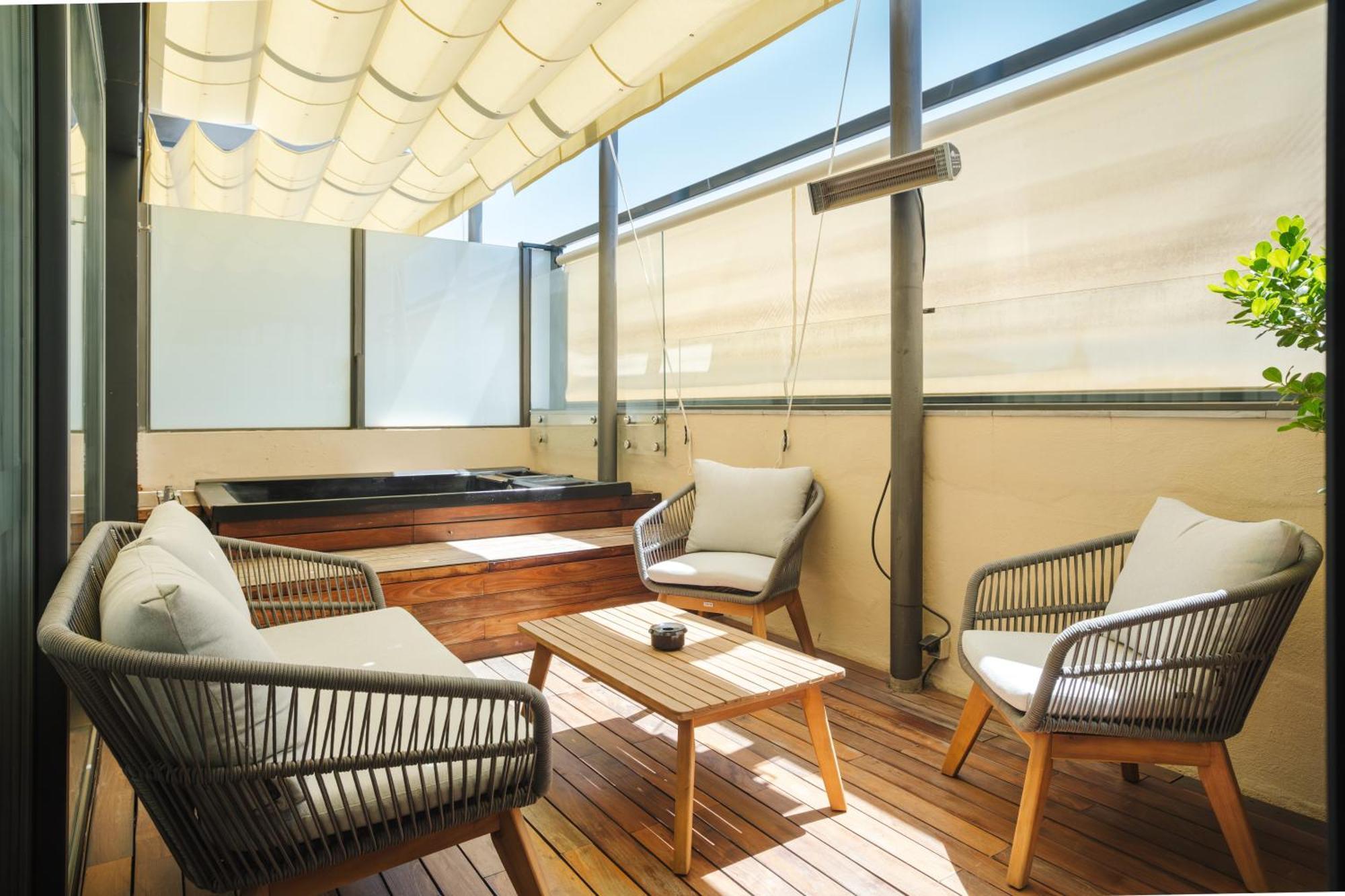Hotel Lobby Seville Exterior photo A balcony with a retractable awning
