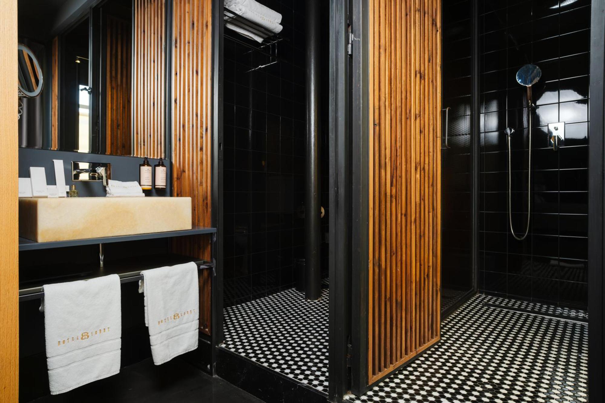 Hotel Lobby Seville Exterior photo Bathroom
