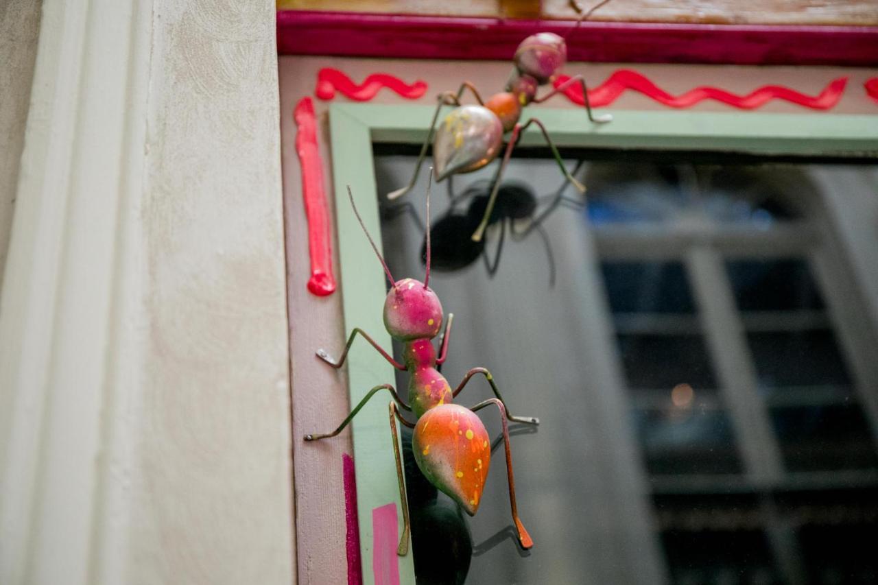 Hotel Lobby Seville Exterior photo A toy ant
